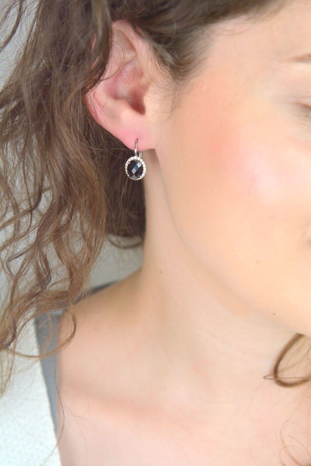 Eleganckie kolczyki damskie wykonane ze srebra próby 925, ozdobione naturalnym granatem w kształcie owalu. Zapięcie na bigiel angielski. Waga 3,50 g, długość 2,0 cm, szerokość 1,0 cm. Model K 03.jpg